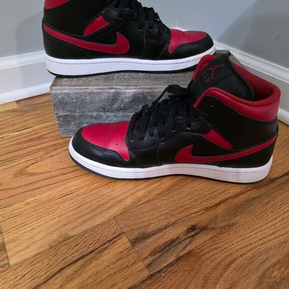 Nike Air Jordan 1 Mid Black Red Bred DQ8426-067 Men's Size 9 Sneaker - Picture 2 of 6
